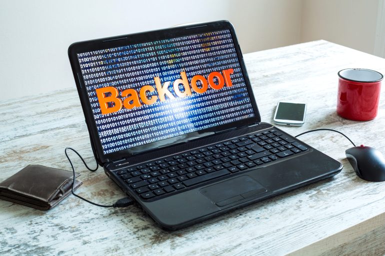 Um backdoor de software em um laptop.