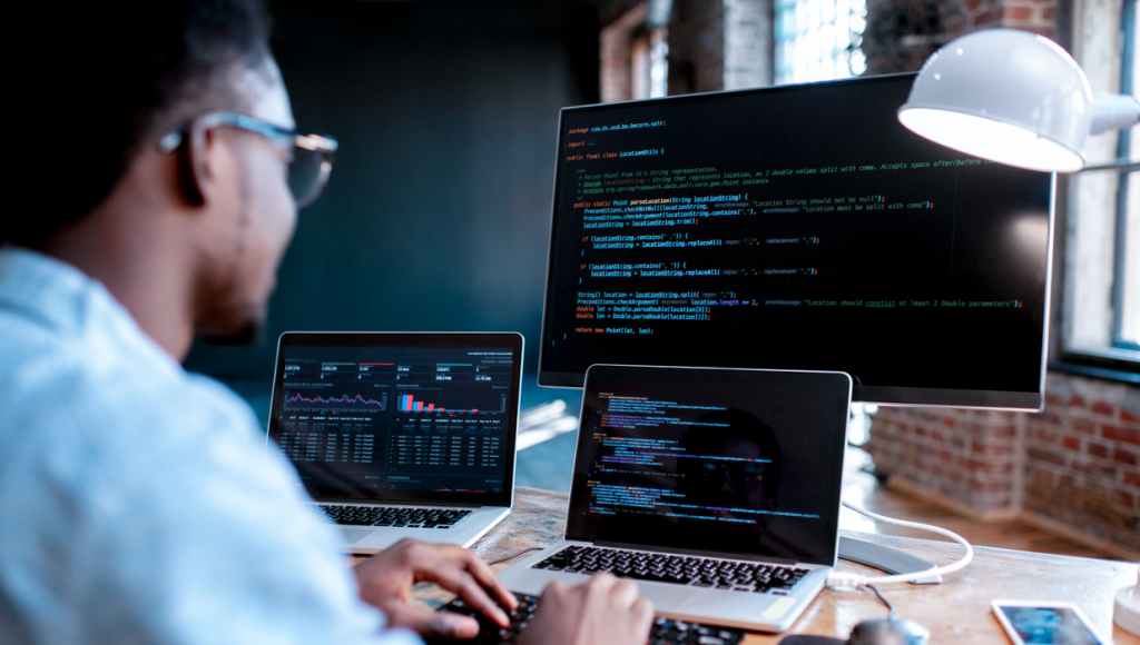 Qual a importância das certificações CompTIA no mercado da Defesa Cibernética?