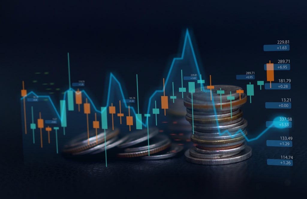 Pilha de moeda de dinheiro crescimento financeiro do negócio com gráfico de negociação, econômico global, investidor trader, dinheiro gráfico de cadeia de blocos de venda de criptomoedas do mercado de ações e compra com gráfico de dados de gráfic - Imagem em Alta Resolução